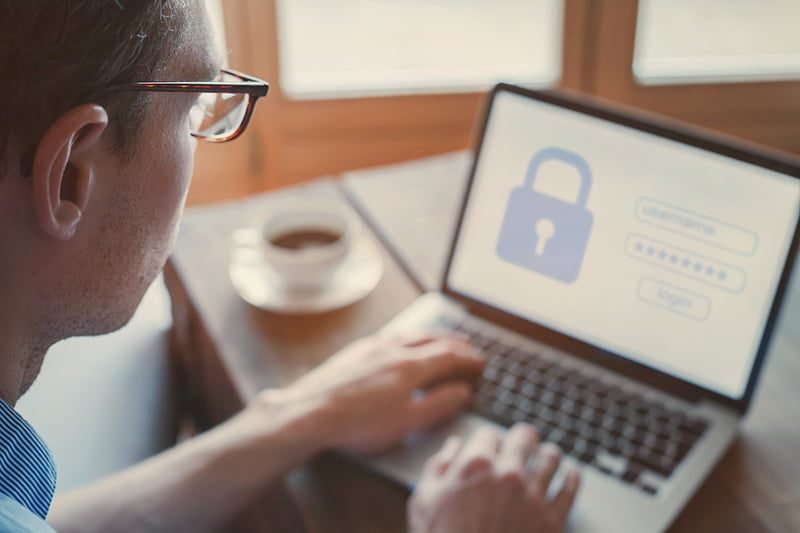 Évaluer et gérer les risques de sécurité liés aux systèmes informatiques et aux réseaux.